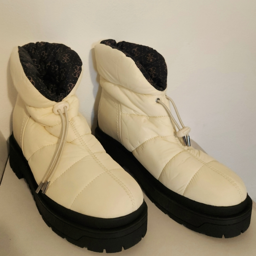 New In box. Guess Leeda2 10 Med. Ivory